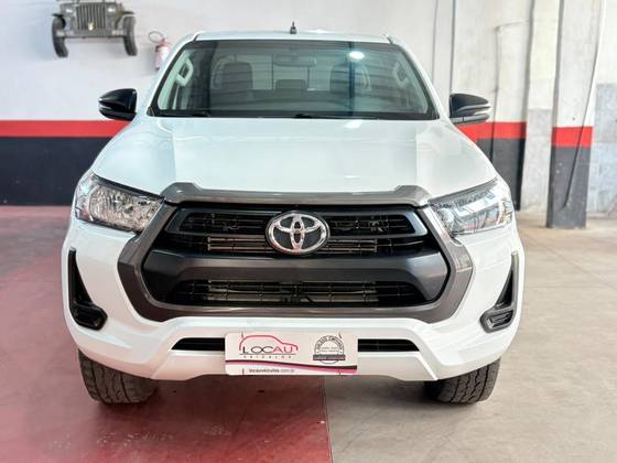 TOYOTA HILUX 2.8 D-4D TURBO DIESEL CS 4X4 MANUAL TOYOTA HILUX 2.8 D-4D TURBO DIESEL CS 4X4 MANUAL